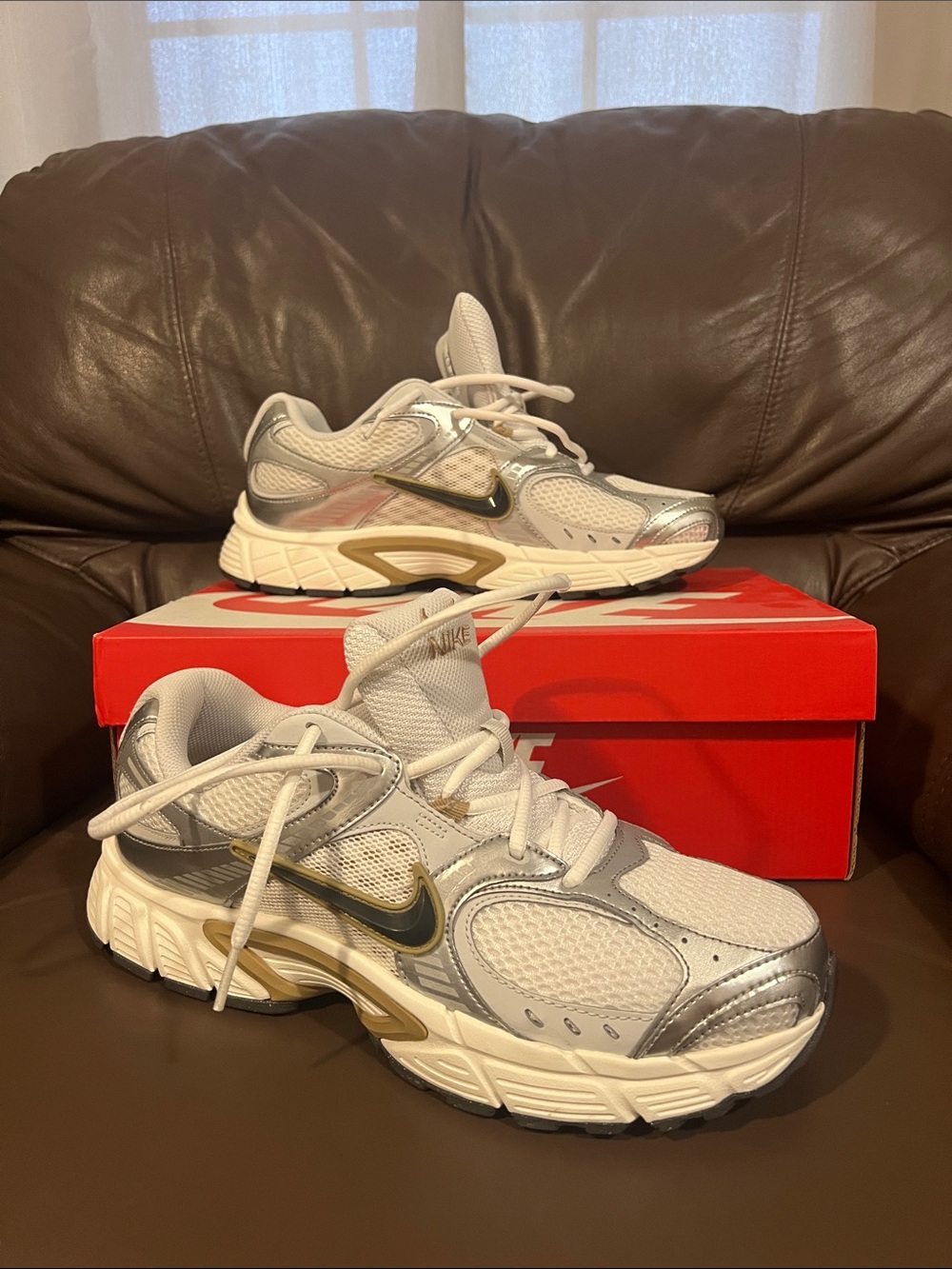 Nike White Black Size 10 Shoe Tongue Label